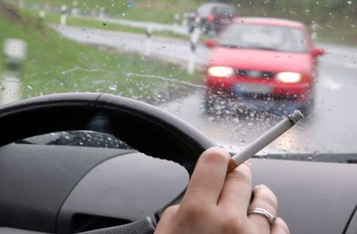 Rauchen im Auto – ein hohes Risiko für mitfahrende Kinder. Foto: dpa