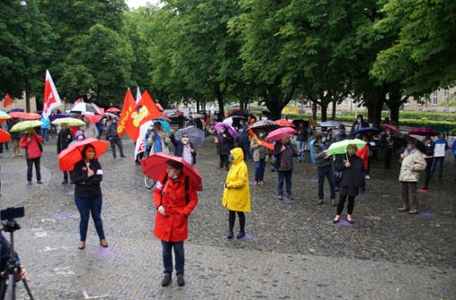 Trotz strömenden Regens haben sich mehrere Gewerkschaften, andere Initiativen sowie Privatpersonen auf dem Karlsplatz versammelt. Foto: 7aktuell.de/Andreas Werner