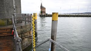 Am Konstanzer Hafen, unterhalb der Hafenschönheit Imperia, wird der Pegel gemessen. Foto: dpa/Felix Kästle