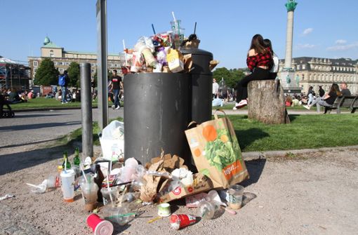 Die Mülleimer quellen über mit Einwegverpackungen. Foto: imago images/Ralph Peters