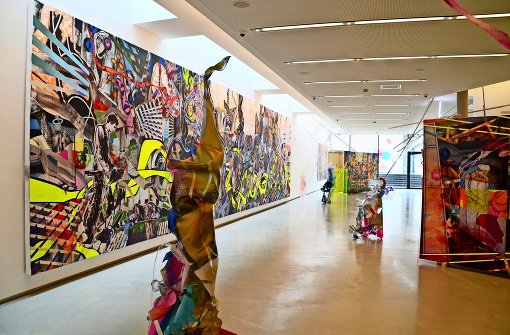 Die farbenfrohen Werke von Paul Schwer und dem Malerduo Deckkraft sind im Unter- und Obergeschoss der Galerie Abtart zu sehen. Foto: Sandra Hintermayr