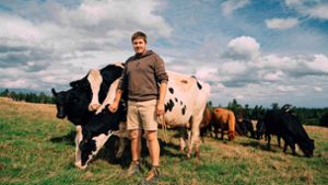 Der Bauer Robin Vogelbacher neben seiner verletzten Kuh Annabell Foto: Daniel Keyerleber