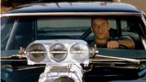 Vin Diesel als Dominic Toretto in einem aufgemotzten Dodge Charger Foto: imago images/Mary Evans