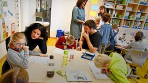 Schulassistenten bei der Arbeit mit Kindern in einer Schulklasse Foto: dpa/Holger Hollemann