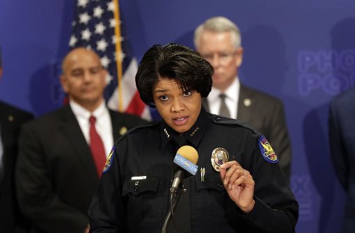 Die Polizeichefin von Phoenix, Jeri L. Williams, gibt am 08.05.2017 in Phoenix, USA, eine Pressekonferenz, um über die Festnahme eines mutmaßlichen Neunfachmörders zu informieren. Foto: AP