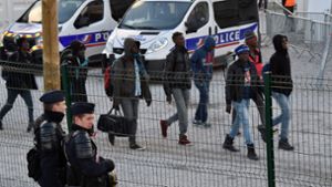 Die etwa 1500 Minderjährigen werden am 2. November 2016 von französischen Behörden aus dem ehemaligen Flüchtlingslager gebracht. Foto: AFP