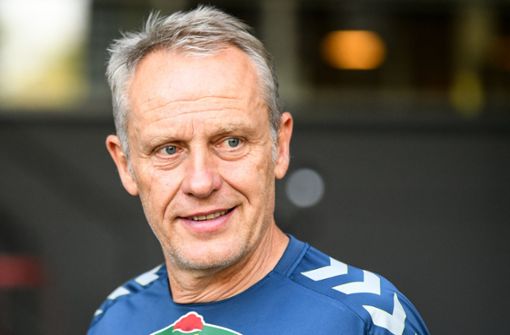 Fehlte zuletzt wegen eines Bandscheibenvorfalls: Zum Duell mit dem VfB Stuttgart ist der Freiburger Trainer Christian Streich wieder fit. Foto: dpa