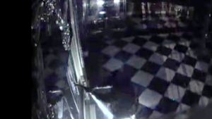 Dieser Screenshot aus einem von der Polizei Sachsen veröffentlichten Überwachungsvideo zeigt den Einbruch im Grünen Gewölbe vom Montagmorgen (25. November). Foto: Polizei Sachsen/dpa