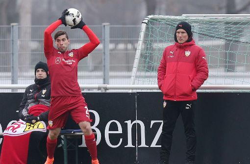Hannes Wolf beobachtet, wie der VfB Stuttgart um Emiliano Insua (mit Ball) gegen den FC Luzern mit 3:0 gewinnt. Foto: Pressefoto Baumann