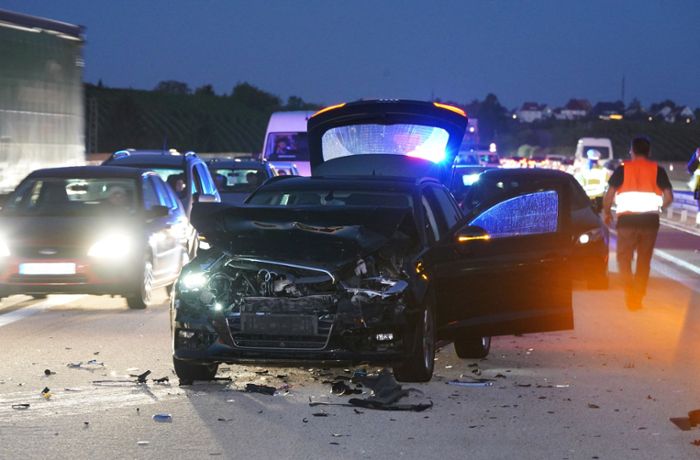 B14 bei Stuttgart: Unfall mit mindestens fünf Fahrzeugen