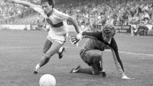 Asgeir Sigurvinsson und der VfB Stuttgart waren 1982 zu Gast beim VfL Osnabrück. Foto: imago/Baumann