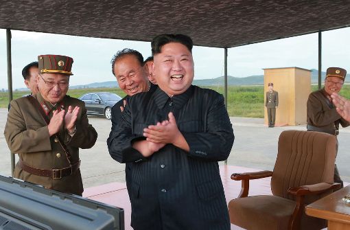 Nordkoreas Staatschef Kim Jong Un freut sich über das Abfeuern einer weiteren Testrakete über Japan. Foto: dpa