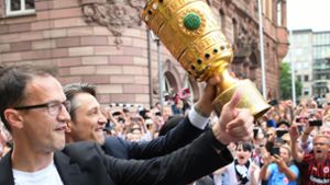 Feiertag für Fredi Bobic (li.) und  den  damaligen Trainer Niko Kovac nach dem DFB-Pokal-Sieg der Eintracht gegen den FC Bayern 2018 – gelingt auch im Halbfinale 2020 eine Überraschung? Foto: dpa/Arne Dedert