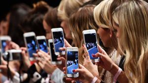 Gezückte Smartphones gehören bei Modeschauen inzwischen zum Standard. Bloggerinnen, Journalistinnen und andere Influencer berichten unmittelbar vom Laufsteg. Foto: dpa