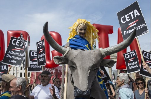 Mitte September sind bundesweit in sieben Großstädten Demonstrationen gegen das Freihandelsabkommen Ceta (wie hier Ende Juni in Berlin) geplant. Foto: dpa