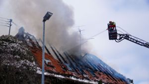 Rund 70 Einsatzkräfte der Feuerwehr waren bei dem Brand in Geislingen im Einsatz. Foto: SDMG