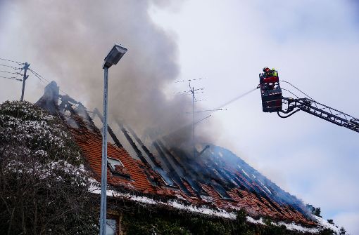Rund 70 Einsatzkräfte der Feuerwehr waren bei dem Brand in Geislingen im Einsatz. Foto: SDMG