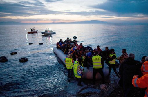 Flüchtlinge kommen in einem Schlauchboot aus der Türkei auf der griechischen Insel Lesbos in der Nähe der Hafenstadt Mitilini an. Foto: dpa/Kay Nietfeld