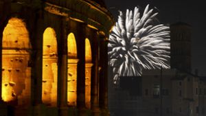 Ein Feuerwerk erhellt in Italiens Hauptstadt Rom das Koloseum in der Silvesternacht. Foto: dpa/Andrew Medichini