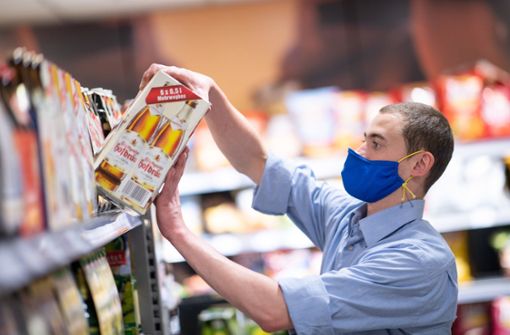 Supermarkt-Mitarbeiter mit Mundschutz. Foto: dpa/Sebastian Gollnow