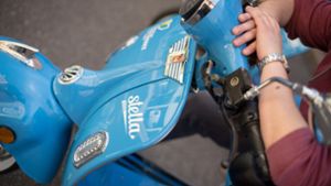 75 blaue E-Roller stehen in Stuttgart zur Verfügung. Alles rund um das Angebot erfahren Sie in unserer Fotostrecke. Foto: Lichtgut/Leif Piechowski