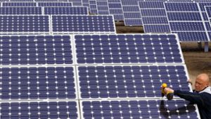 Im Optimalfall wären die Module, die die Solarfirma produziert, schon vor der Herstellung verkauft – beispielsweise an einen Bürgerenergiepark. Foto: dpa/Jens Büttner
