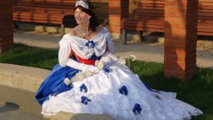 Petra Spindler in dem detailverliebt  nachempfundenen  Kleid der Königin  Olga Foto: Harald Frank