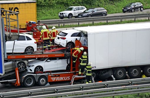 Im vergangenen Mai kommt es bei Wendlingen zu einem schweren Unfall mit mehreren beteiligten Lastwagen. Einer der Fahrer wird lebensgefährlich verletzt. Foto: SDMG/Kohls/Archiv