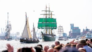 Der Hamburger Hafen feiert 835. Geburtstag. Foto: Daniel Bockwoldt/dpa