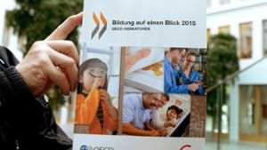 Der OECD-Bericht „Bildung auf einen Blick 2015“. Foto: dpa-Zentralbild