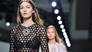 Supermodel Gigi Hadid läuft für Giambattista Valli. Unter dem transparenten Teil ist das schwarze Bralette – einer der Trends der Fashion Week in Paris – sichtbar. Foto: Getty