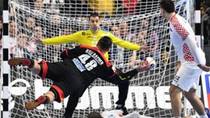 Wieder ein Handball-Krimi in der Kölner Lanxess-Arena: Jannik Kohlbacher wirft auf das Tor von Kroatiens Schlussmann Marin Sego – Deutschland siegte 22:21. Foto: dpa