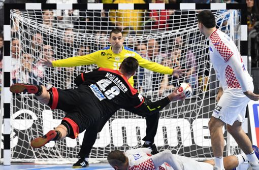 Wieder ein Handball-Krimi in der Kölner Lanxess-Arena: Jannik Kohlbacher wirft auf das Tor von Kroatiens Schlussmann Marin Sego – Deutschland siegte 22:21. Foto: dpa