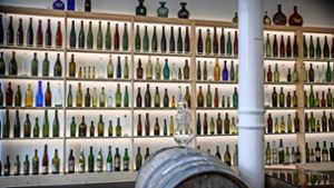 Flaschen, soweit das Auge reicht – Blick auf die Sonderausstellung „Wein trifft Glas“ im Glasmuseum Spiegelberg Foto: Gottfried Stoppel