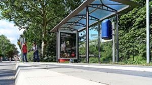 Buswartehäuschen gibt es in Stuttgart in unterschiedlichen Varianten. Hier ist ein neutrales zu sehen, wie es beispielsweise in Plieningen aufgestellt worden ist. Foto: Archiv/Eveline Blohmer