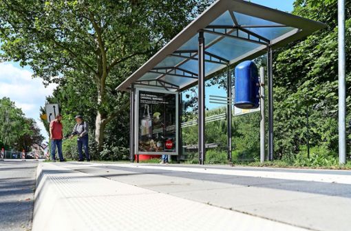 Buswartehäuschen gibt es in Stuttgart in unterschiedlichen Varianten. Hier ist ein neutrales zu sehen, wie es beispielsweise in Plieningen aufgestellt worden ist. Foto: Archiv/Eveline Blohmer