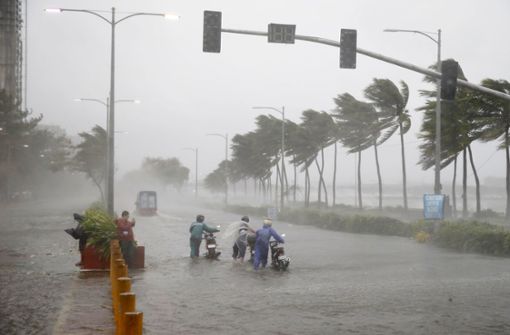 Menschen versuchen sich in Manila während des Taifuns „Mangkhut“ in Sicherheit zu bringen. Foto: AP