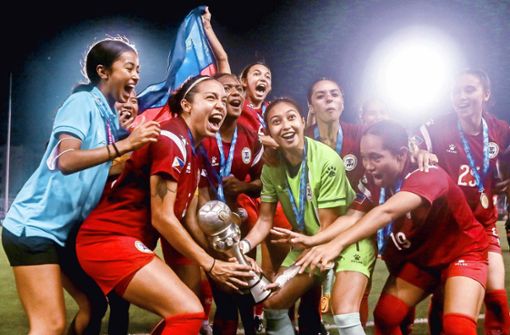 Das Team der Philippinen feiert den Titel bei den Südostasien-Meisterschaften. Foto: IMAGO/Xinhua/IMAGO/ROUELLE UMALI