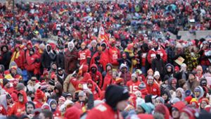 Zehntausende feierten ihre Super-Bowl-Helden aus Kansas City. Foto: AP/Orlin Wagner