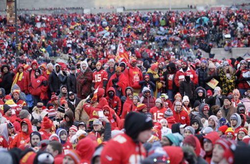 Zehntausende feierten ihre Super-Bowl-Helden aus Kansas City. Foto: AP/Orlin Wagner