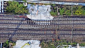 Mit Beton werden die abgesenkten Bahngleise an der Baustelle des Rastatter Tunnels stabilisiert Foto: dpa