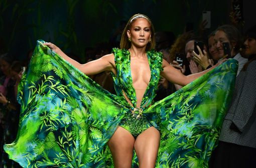 Es war das ikonische Kleid, das 2001 zum Entstehen der Google-Bildersuche führte und 2019 für das ultimative Highlight der Mailänder Modewoche sorgte: Jennifer Lopez im originalen Jungle-Dress von Versace. Foto: AFP/MIGUEL MEDINA