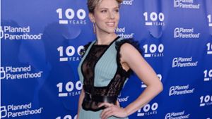 Scarlett Johansson war zu Gast bei der Gala der Organisation Planned Parenthood in New York und gibt damit ein Statement gegen US-Präsident Trump ab, der sich gegen die Organisation stellt. Foto: Getty