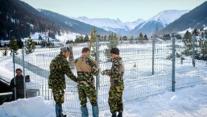 Vor dem Gipfel: Soldaten der Schweizer Armee errichten Sicherheitszäune um das Kongresszentrum in Davos. Foto: dpa/Gian Ehrenzeller