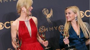 Neben den Schauspielerinnen Nicole Kidman (l) und Reese Witherspoon zeigten sich noch weitere Berühmtheiten in schönen Outfits bei den Emmy Awards. Foto: Getty Images North America