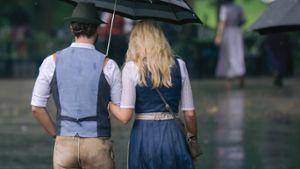 Ein kleiner Regenschirm und eine langärmelige Bluse sollten auf der regnerischen Wiesn nicht fehlen. Foto: Timo Nausch/Shutterstock.com