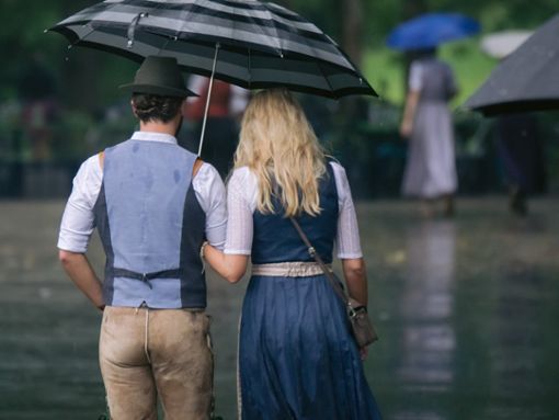 Ein kleiner Regenschirm und eine langärmelige Bluse sollten auf der regnerischen Wiesn nicht fehlen. Foto: Timo Nausch/Shutterstock.com