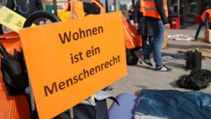 „Wohnen ist ein Menschenrecht“ steht auf einem Plakat. Die Bundesregierung will bis 2023 die Wohnungslosigkeit in Deutschland beenden (Symbolfoto). Foto: dpa/Christian Charisius