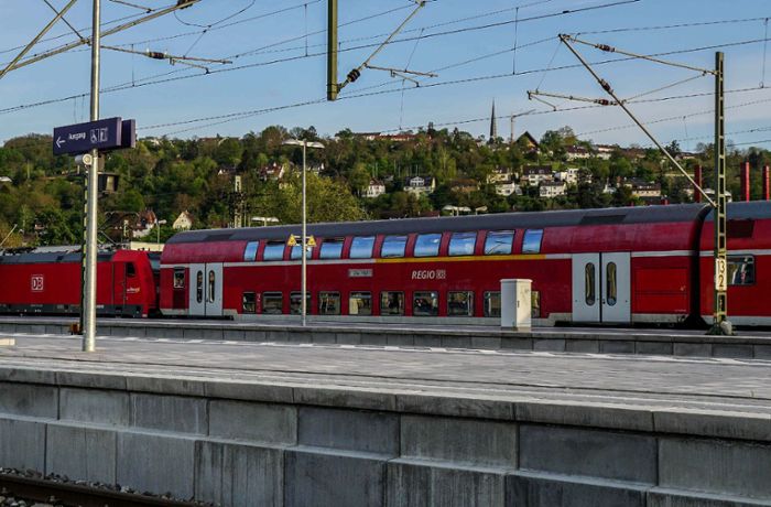 Unfall in Esslingen: Reisende wird in Zugtür eingeklemmt