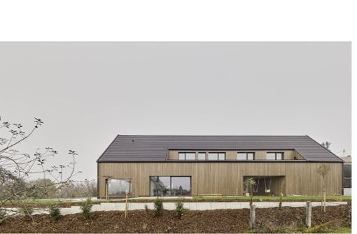 Der Stuttgarter Architekt Thilo Holzer hat auf einem schmalen Grundstück in Backnang im Rems-Murr-Kreis ein behagliches Wohnhaus für eine sechsköpfige Familie entworfen. Foto: Zooey Braun/holzerarchitekten.de
